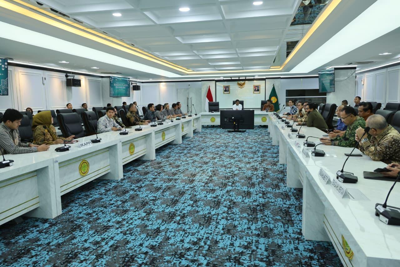Suasana Rapat Audiensi Resmi di Ruang Kementerian